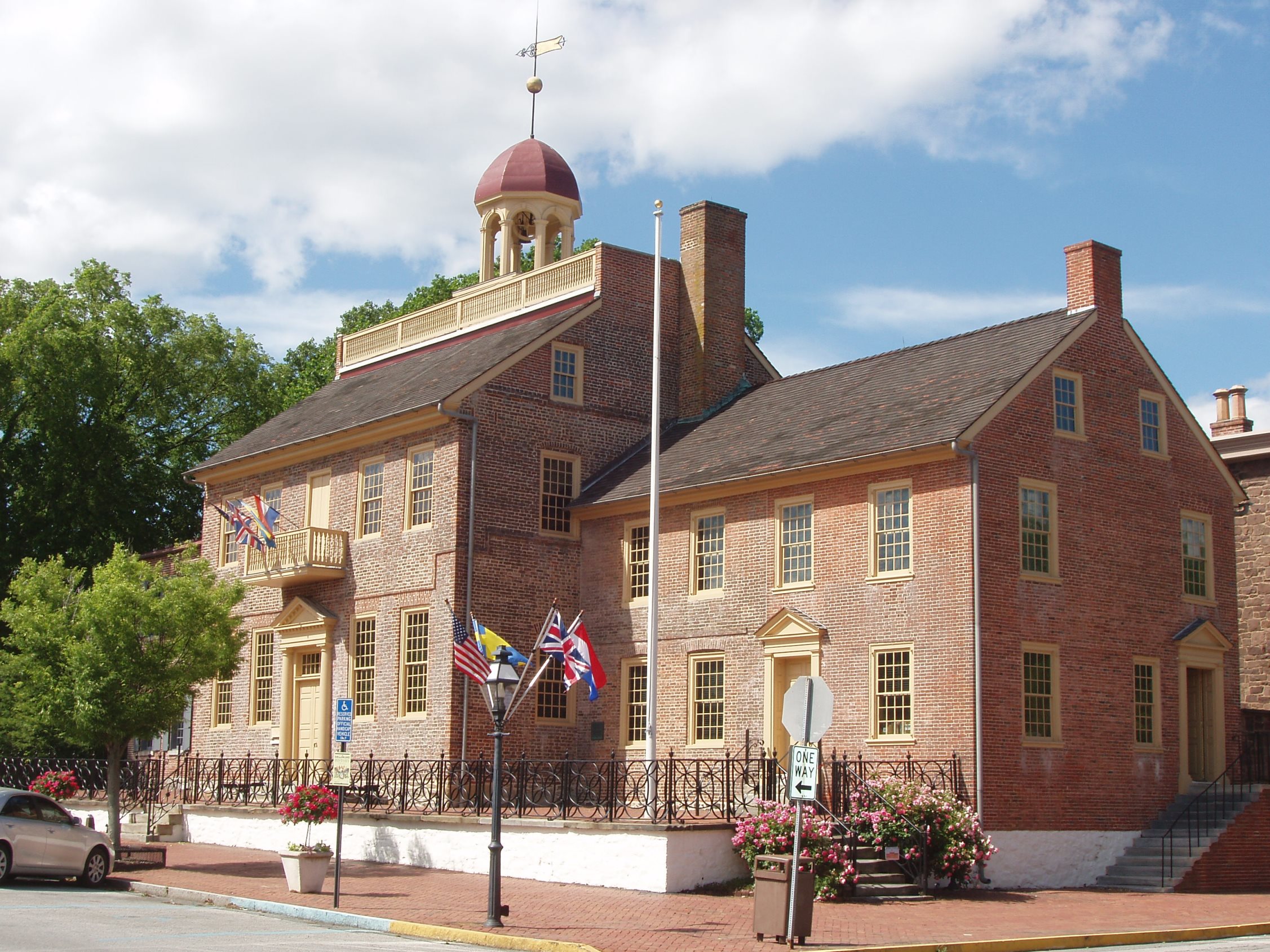 Cobblestone streets and 18th-century colonial architecture in historic New Castle, Delaware